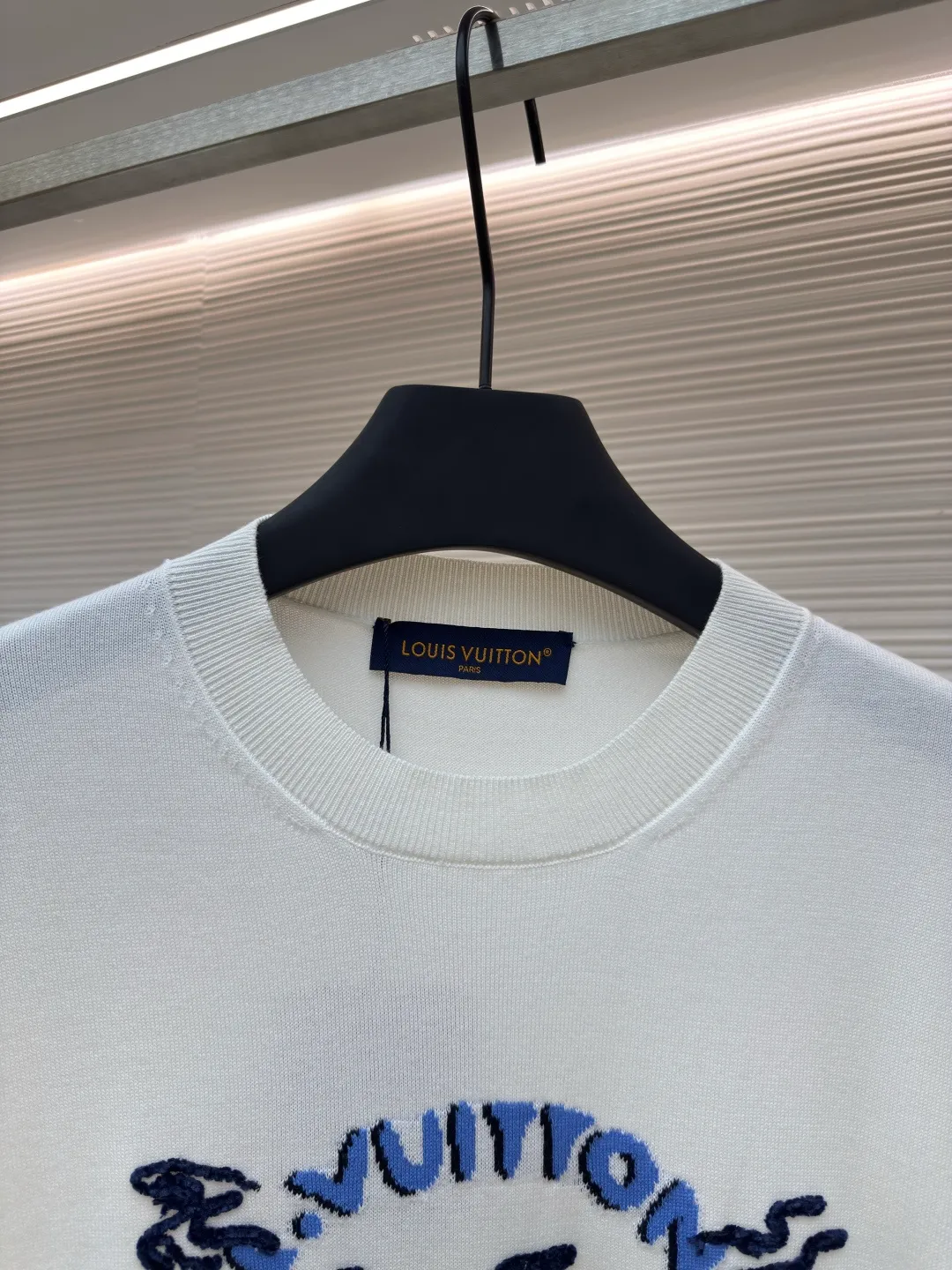 LOUIS VUITTON Nigo co-branded volcano embroidered knitted short-sleeved T-shirt ●Authentic product: Purchased and developed for 10999 ●Item number: 1680108-A90 ●Fabric: Pure cotton ribbed fabric ●Technology: Knitted production ●Version: Fitted version ●Weight: about 240 grams ●Size: XS-S-M-L ●Description: Pharrell William and Nigo dance together at the autumn and winter show. A Monogram handbag emerges from a volcano, surrounded by Louis Vuitton elements and cherry blossoms. This image is intarsia and embroidered on the chest of this sweater. Short-sleeved T-shirts for men and women cut from soft cotton in a round-neck style. The overall wiring is straight and delicate, the fabric is comfortable and soft, and the color is consistent without color difference. It can be matched with the same style to create a fashionable look and control various occasions. Customized accessories, complete with three standards, same style for men and women!
